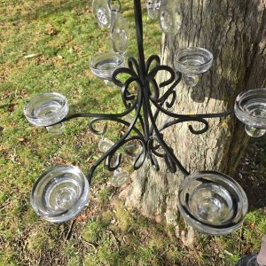 Elegant Ljuskrona i Smide med Glasdetaljer – Tidlös Skönhet för Ditt Hem