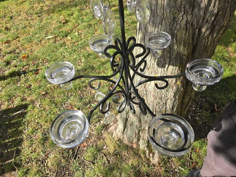 Elegant Ljuskrona i Smide med Glasdetaljer – Tidlös Skönhet för Ditt Hem