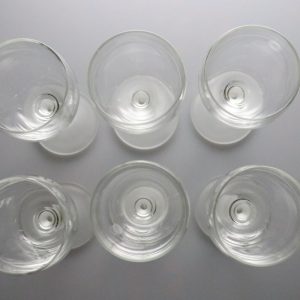 Eleganta Vinglas med Frostad Fot – Skandinavisk Stil och Raffinerad Design