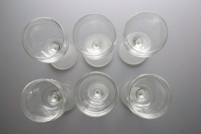Eleganta Vinglas med Frostad Fot – Skandinavisk Stil och Raffinerad Design