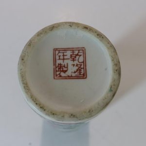 Handmålad cylindrisk penselvas  i porslin Famille Rose , Nian Qian Zhilong