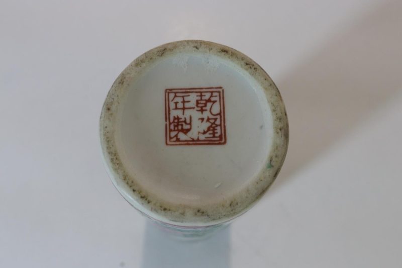 Handmålad cylindrisk penselvas  i porslin Famille Rose , Nian Qian Zhilong