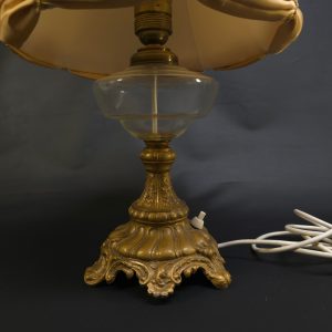 Elegant Bordslampa i Vintage-stil med Mässingsfot och Sidenliknande Skärm