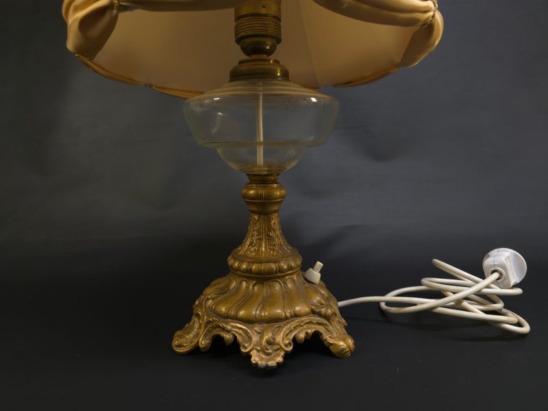 Elegant Bordslampa i Vintage-stil med Mässingsfot och Sidenliknande Skärm