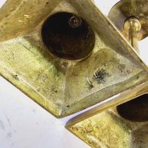 Set med tre mässingsljusstakar - Klassisk elegans