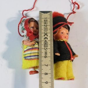 Prydnader, små dockor med  folkdräkt