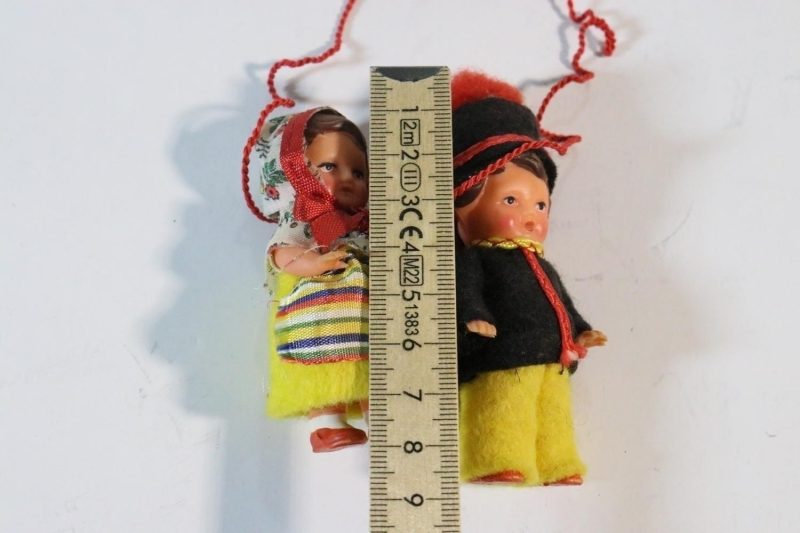 Prydnader, små dockor med  folkdräkt