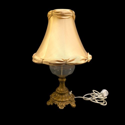 Elegant Bordslampa i Vintage-stil med Mässingsfot och Sidenliknande Skärm