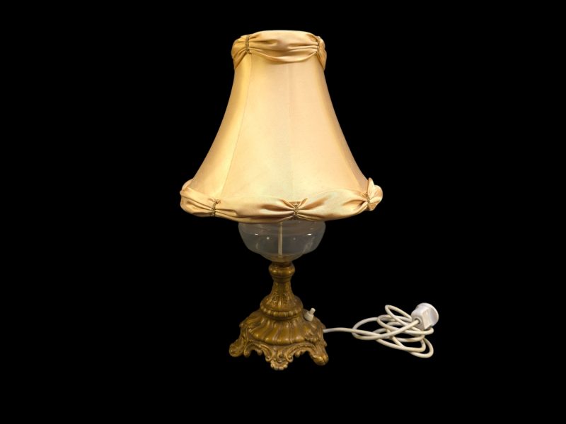 Elegant Bordslampa i Vintage-stil med Mässingsfot och Sidenliknande Skärm