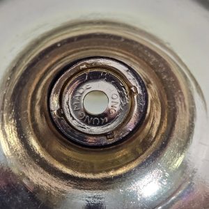 Liten fotogenlampa med metallfot. MÅTT: 16cm