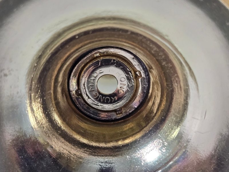Liten fotogenlampa med metallfot. MÅTT: 16cm