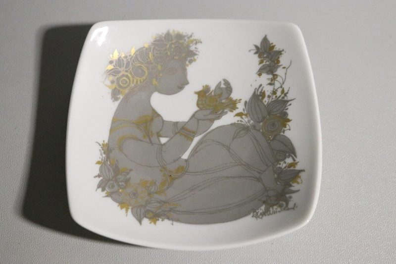 Tidlös Elegans i Porslin – Rosenthal Tallrik av Bjørn Wiinblad