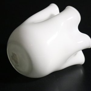 Elegant vit designvas med mjuka former - 15 cm hög