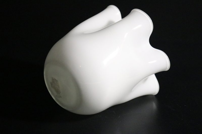 Elegant vit designvas med mjuka former - 15 cm hög