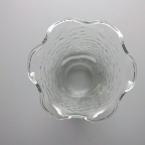 Vintage Anchor Hocking Heart Vas av klart glas, bågad brätte, stenig glasvas