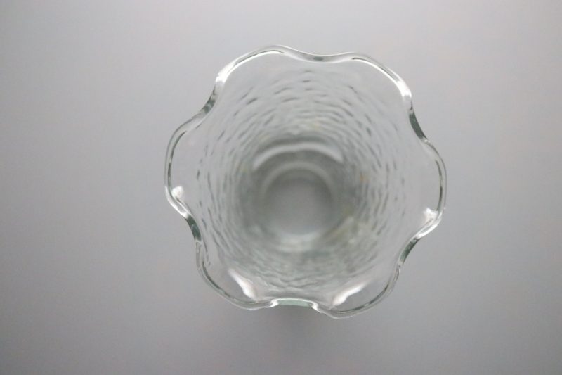 Vintage Anchor Hocking Heart Vas av klart glas, bågad brätte, stenig glasvas