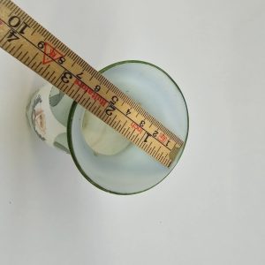 Handmålad Mjölkglasvas – 21 cm, Elegant och Unik