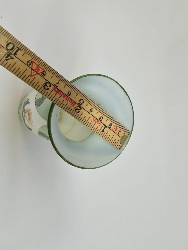 Handmålad Mjölkglasvas – 21 cm, Elegant och Unik