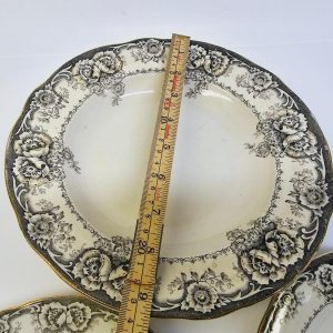Vackert set av tre tallrikar från Rörstrand – "Greta", 23,5 cm i diameter