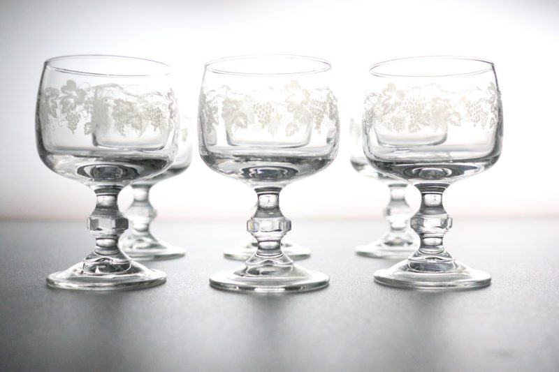 Eleganta vinglas med graverat vindruvemönster – 6 st