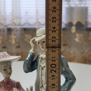 Figurin, Porslin i lysterglasyr? - 24cm