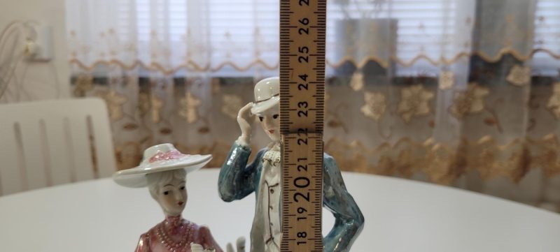 Figurin, Porslin i lysterglasyr? - 24cm