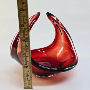 Rubinröd glasskål – Elegans och modern design i perfekt harmoni