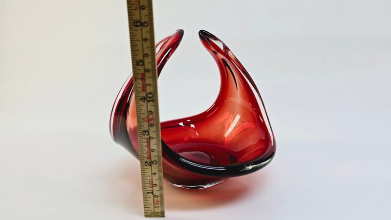 Rubinröd glasskål – Elegans och modern design i perfekt harmoni