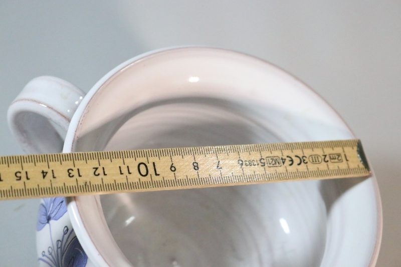 Kruka från Laholm keramik Sweden, vit med ljusblå dekor av blad - 2152