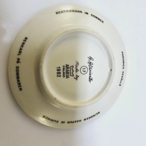 Arabia Finland Samlarfat "Rentiermann im Sommer", 1982 - Design av A. Alariesto