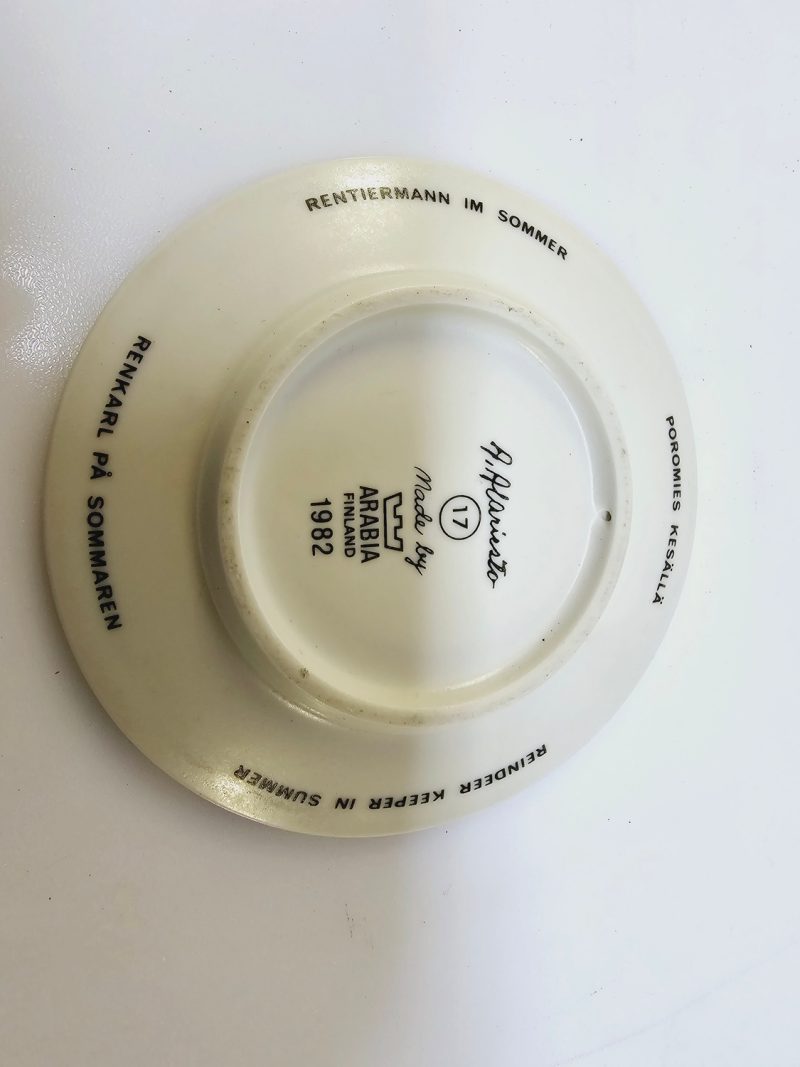 Arabia Finland Samlarfat "Rentiermann im Sommer", 1982 - Design av A. Alariesto