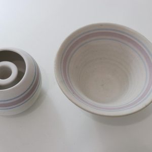 Skål och klotformad ljusstake, rosa rand