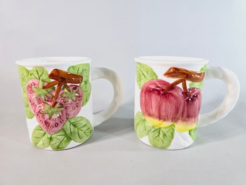 Ett par muggar med fruktmotiv, keramik