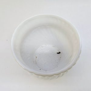 Elegant vit kruka med tidlös snirkelmönster - D14 cm