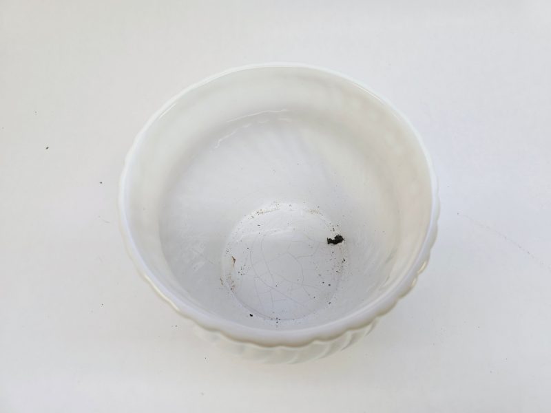 Elegant vit kruka med tidlös snirkelmönster - D14 cm