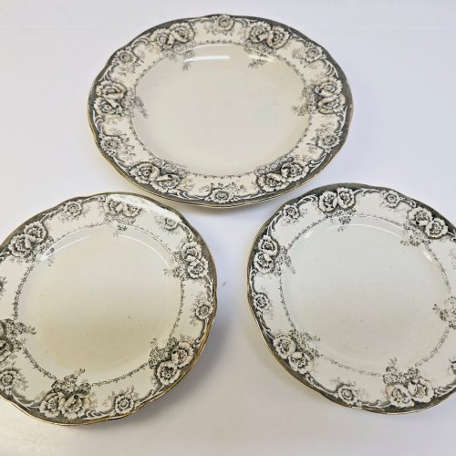 Vackert set av tre tallrikar från Rörstrand – "Greta", 23,5 cm i diameter