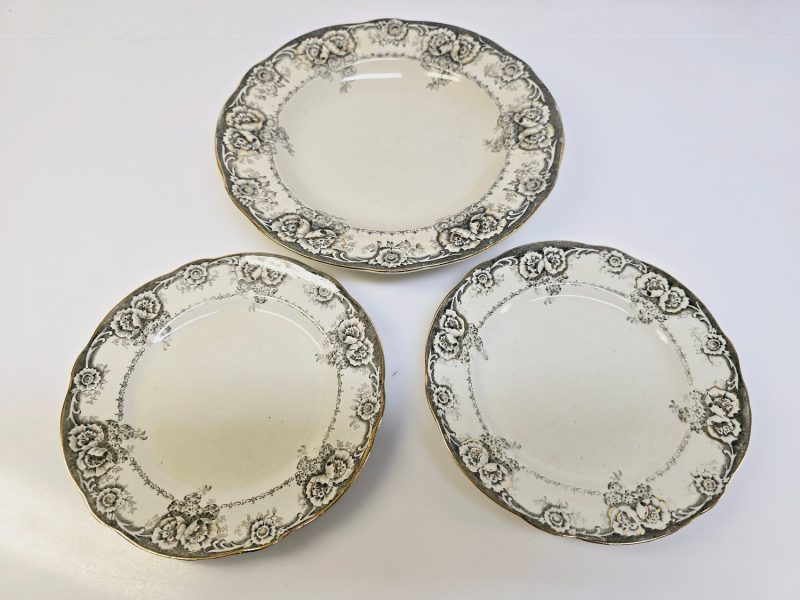 Vackert set av tre tallrikar från Rörstrand – "Greta", 23,5 cm i diameter