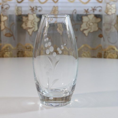 Vacker blomvas i glas med graverad dekor