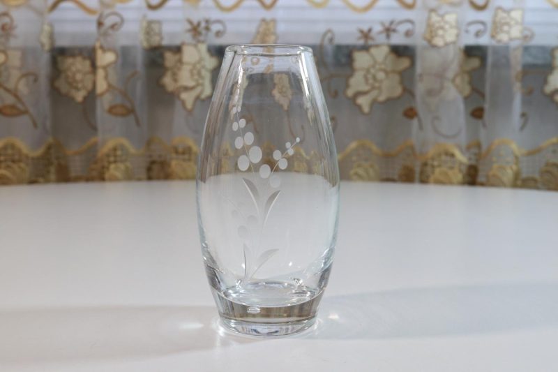 Vacker blomvas i glas med graverad dekor