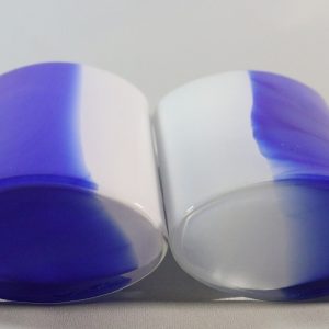 Ett par vaser, Blå och Mjölkvit konstglas, Mats Jonasson, Målerås Glasbruk