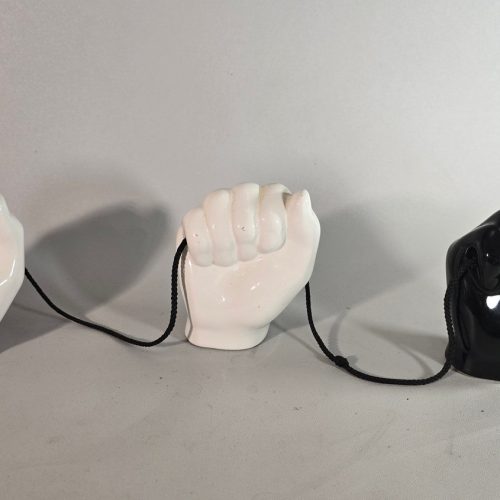“Sammanflätade Öden”: En Skulptur av Tre Händer och Ett Snöre