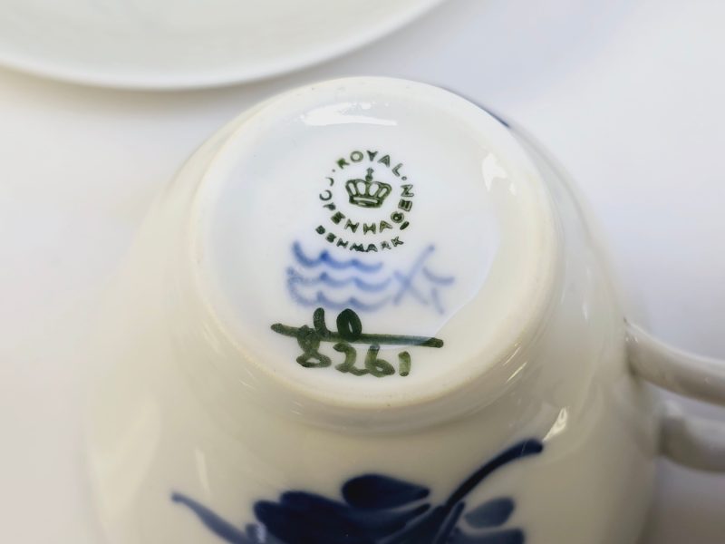 Fyra Eleganta Royal Copenhagen Blue Flower-koppar med fat – tidlös skönhet