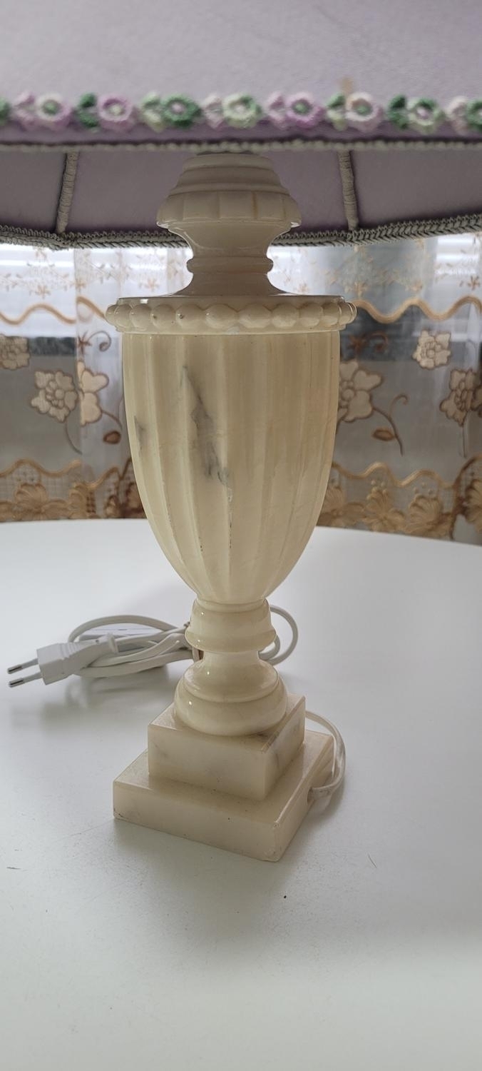 Bordslampa i alabaster med ljuslila skärm, Italien