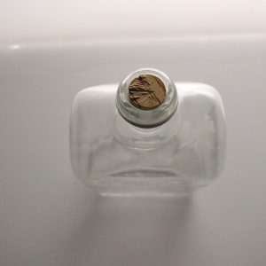 KARAFF, glas, 1900-tal, del av kork saknas, 20,5cm