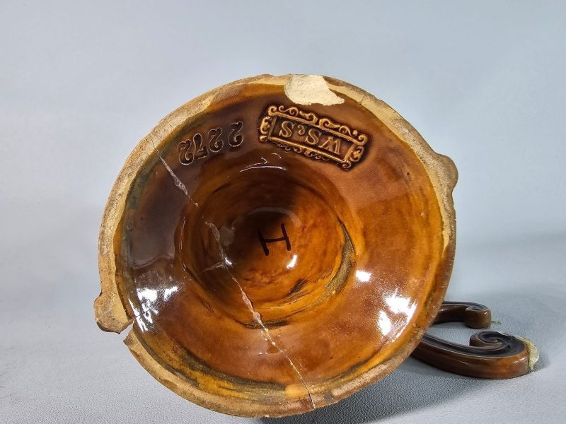 VAS, Wilhelm Schiller & Sons, majolika, sent 1800-tal