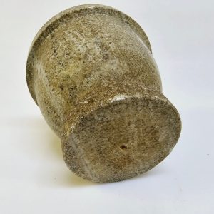 Elegant mortel i massiv sten – 11,5 cm hög