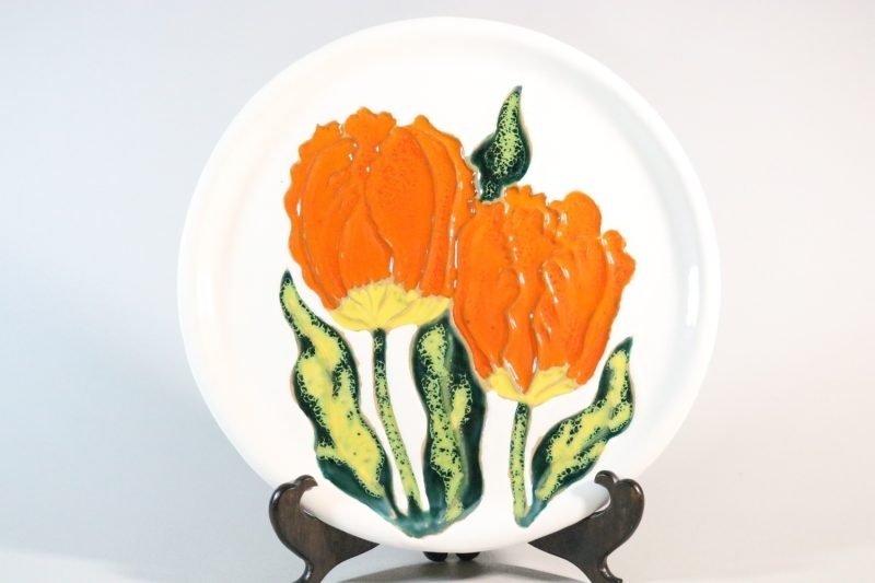 Väggplatta - keramik med handmålade blommor