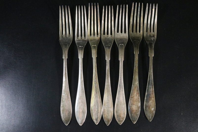 Elegant Set av Antika Nysilvergafflar – Stil och Hantverk i Perfekt Symbios