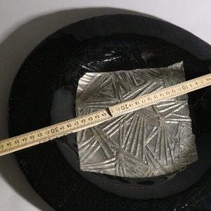 Kristallskål, handgjord från Magnor glasfabrik. Svart med silver. 36cm diameter
