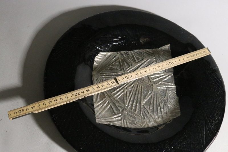 Kristallskål, handgjord från Magnor glasfabrik. Svart med silver. 36cm diameter